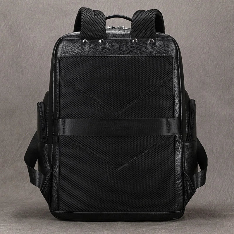 Mochila Lester em Couro Legítimo Preto - Lester