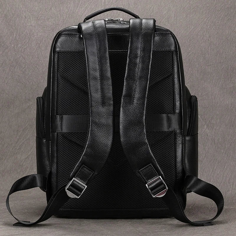 Mochila Lester em Couro Legítimo Preto - Lester